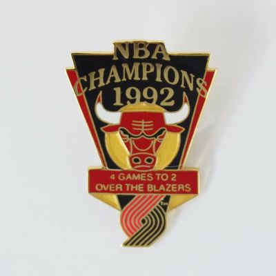 NBA ブルズ 1992 NBAチャンピオン記念 ピンバッジ ブルズ VS ブレイザーズ 4 ゲームス トゥ 2 PSG レアアイテム